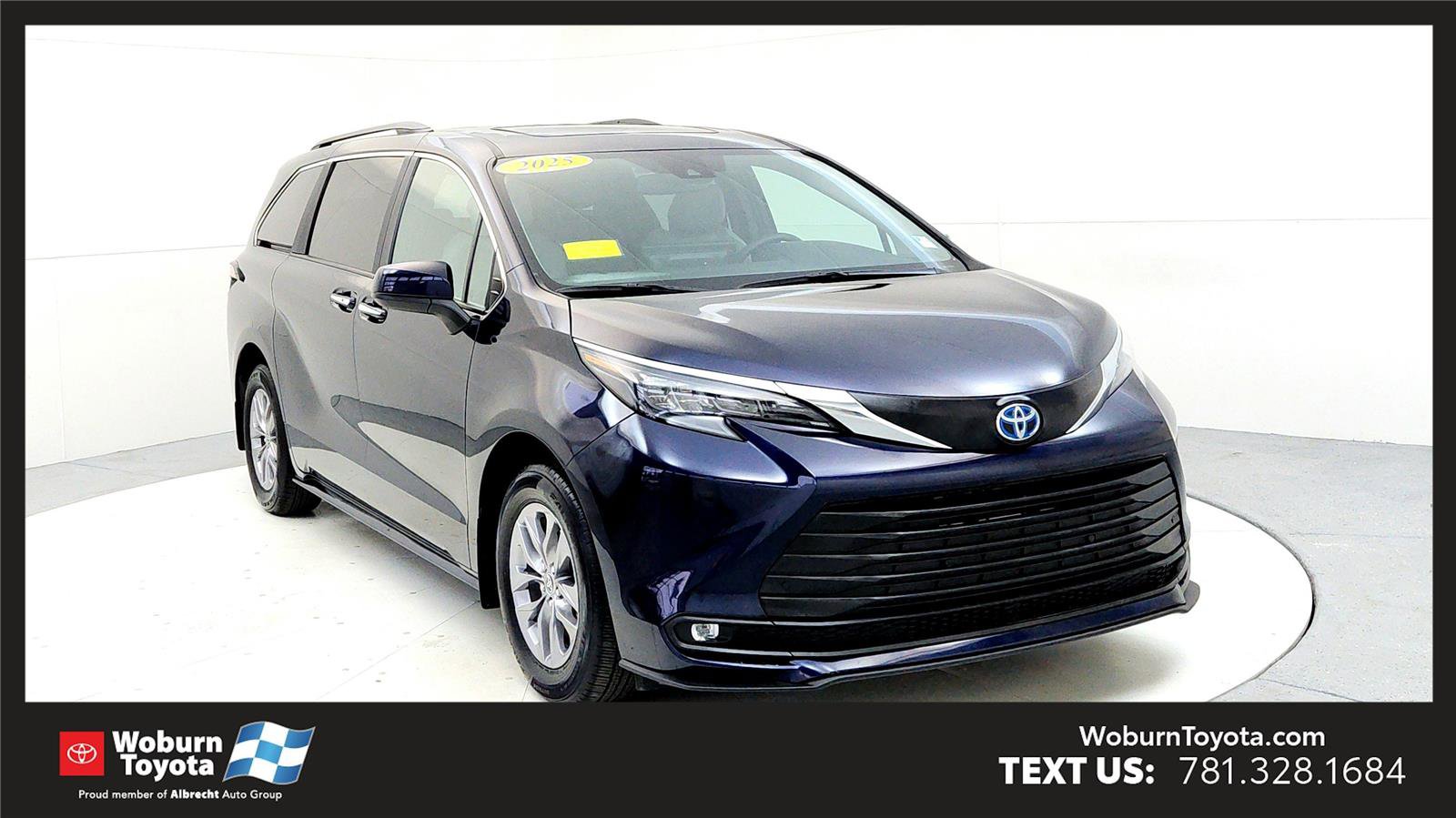 Used 2025 Toyota Sienna XLE image 1