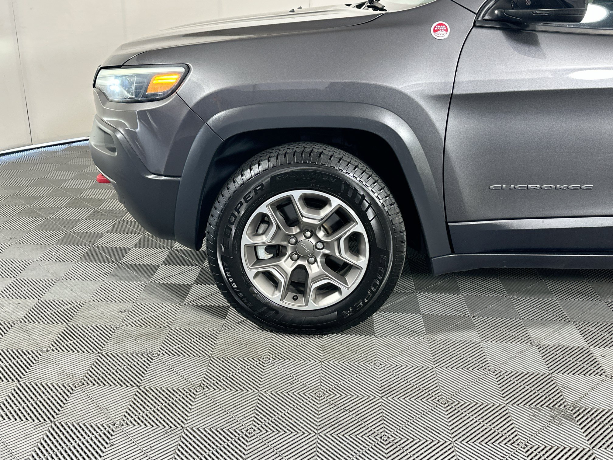 Used 2022 Jeep Cherokee Trailhawk AWD/4WD image 11