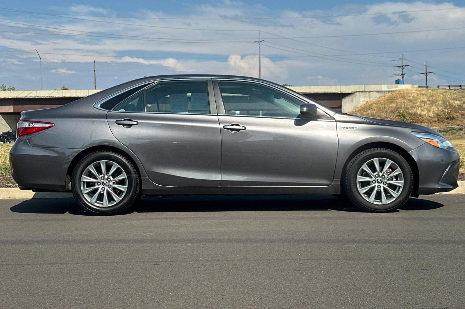 Used 2016 Toyota Camry XLE w/ Moonroof Package FWD image 2