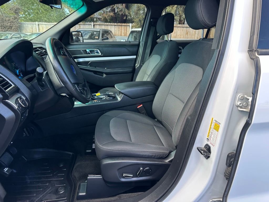 Used 2017 Ford Explorer XLT image 11
