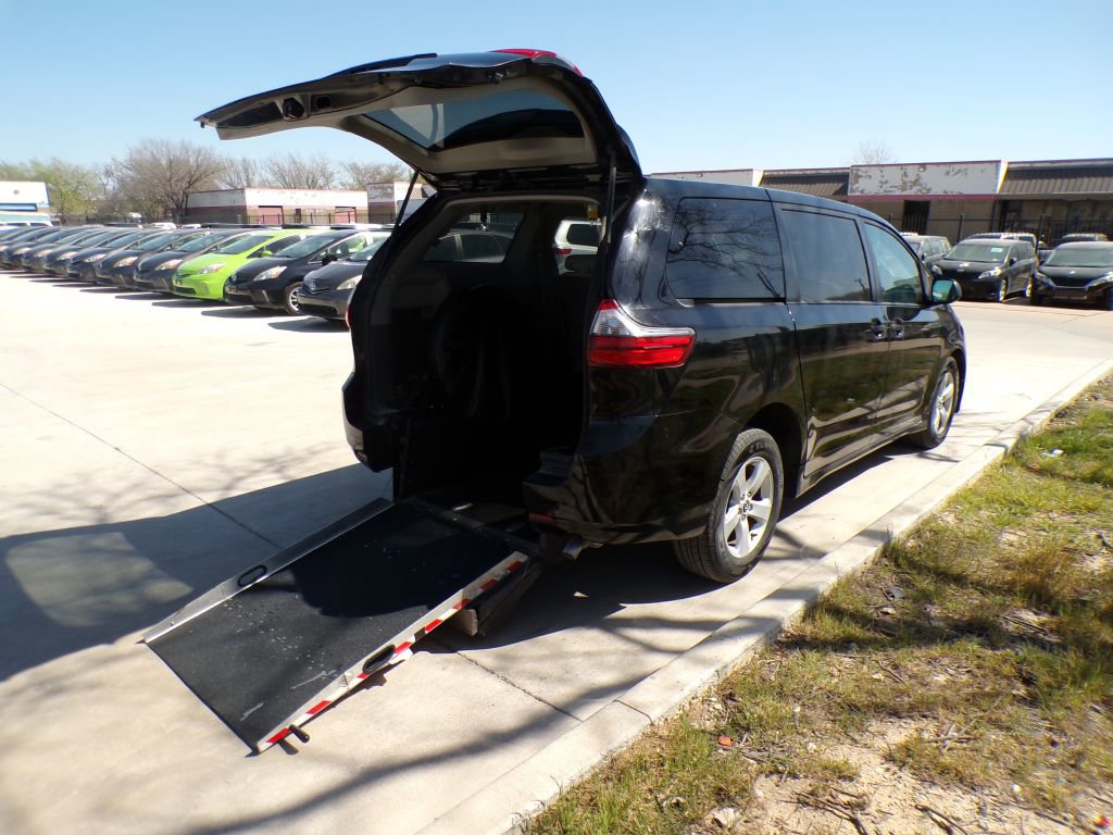 Used 2020 Toyota Sienna L image 3