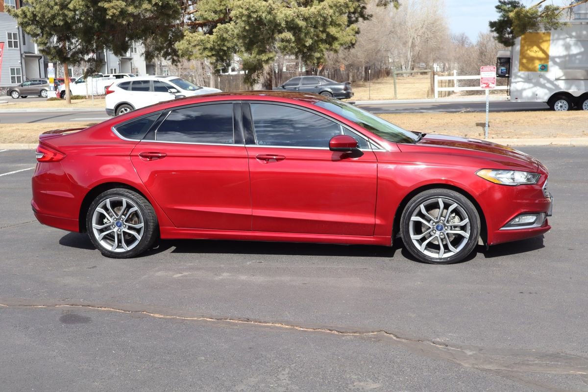 Used 2017 Ford Fusion SE w/ Equipment Group 201A FWD image 3