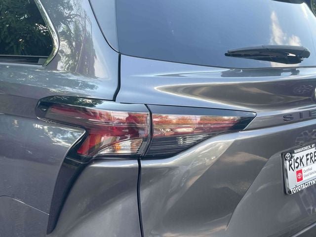 Certified 2025 Toyota Sienna XLE FWD image 13