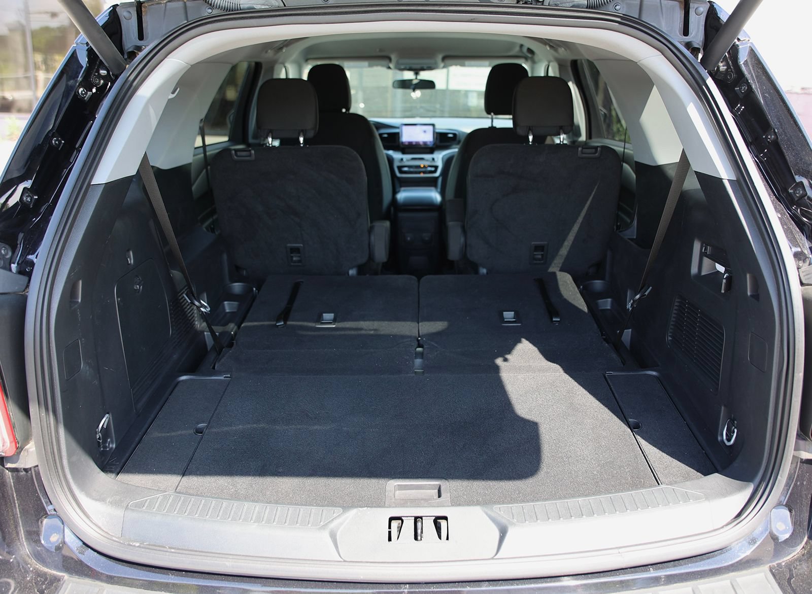 Used 2023 Ford Explorer XLT w/ Class IV Trailer Tow Package AWD/4WD image 14