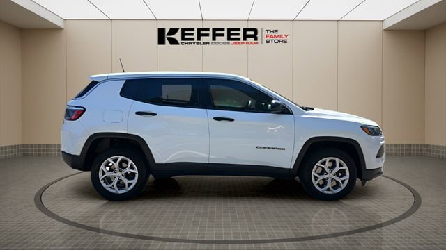 Used 2024 Jeep Compass Sport image 6