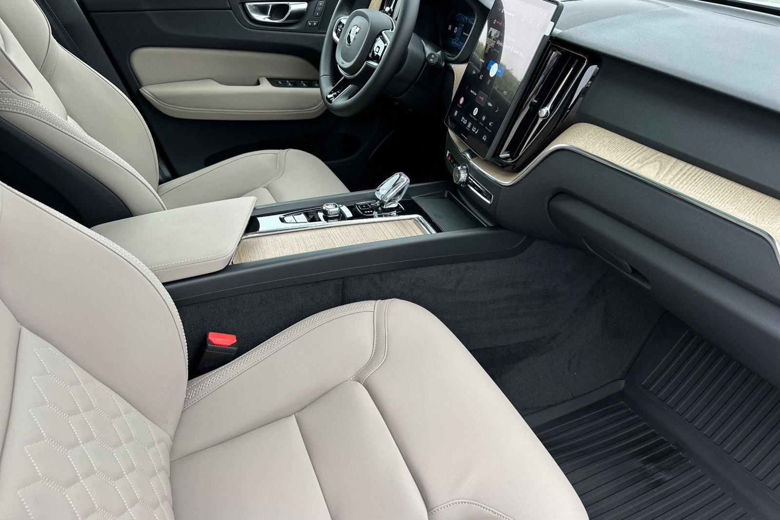 New 2026 Volvo XC60 T8 Plus w/ Climate Package PRO AWD/4WD image 16