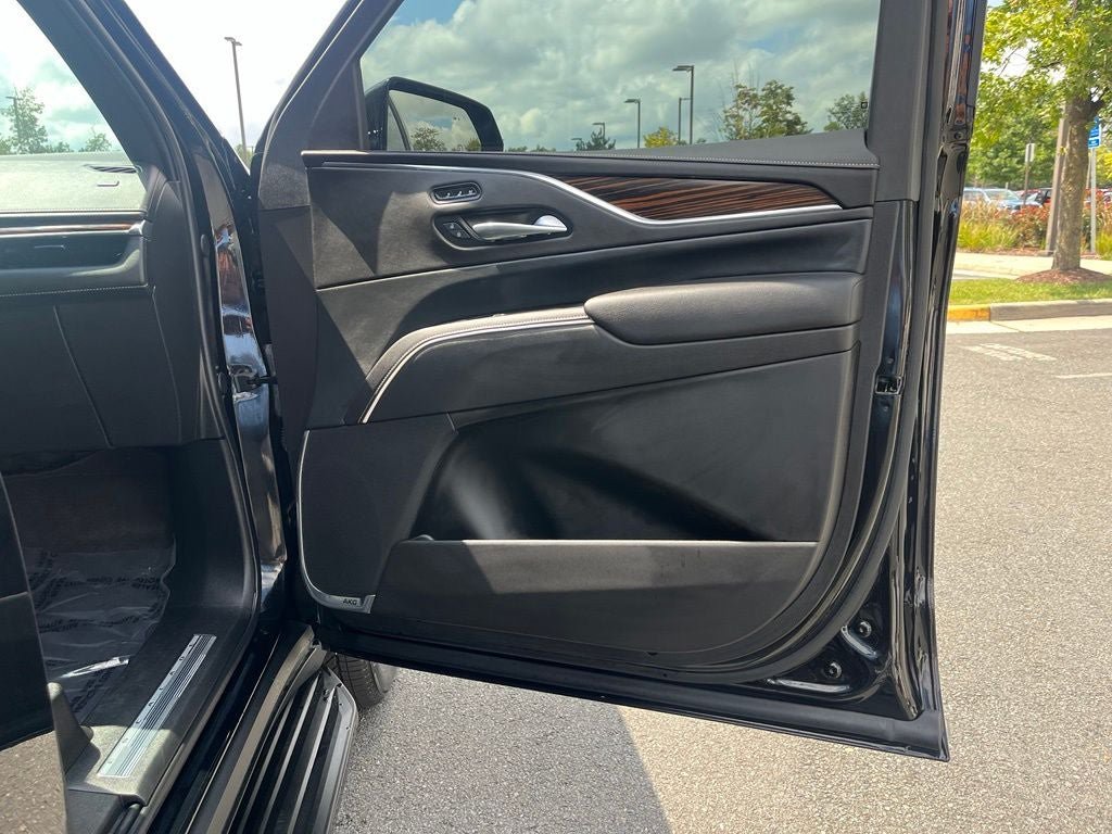 Used 2024 Cadillac Escalade Premium Luxury AWD/4WD image 25