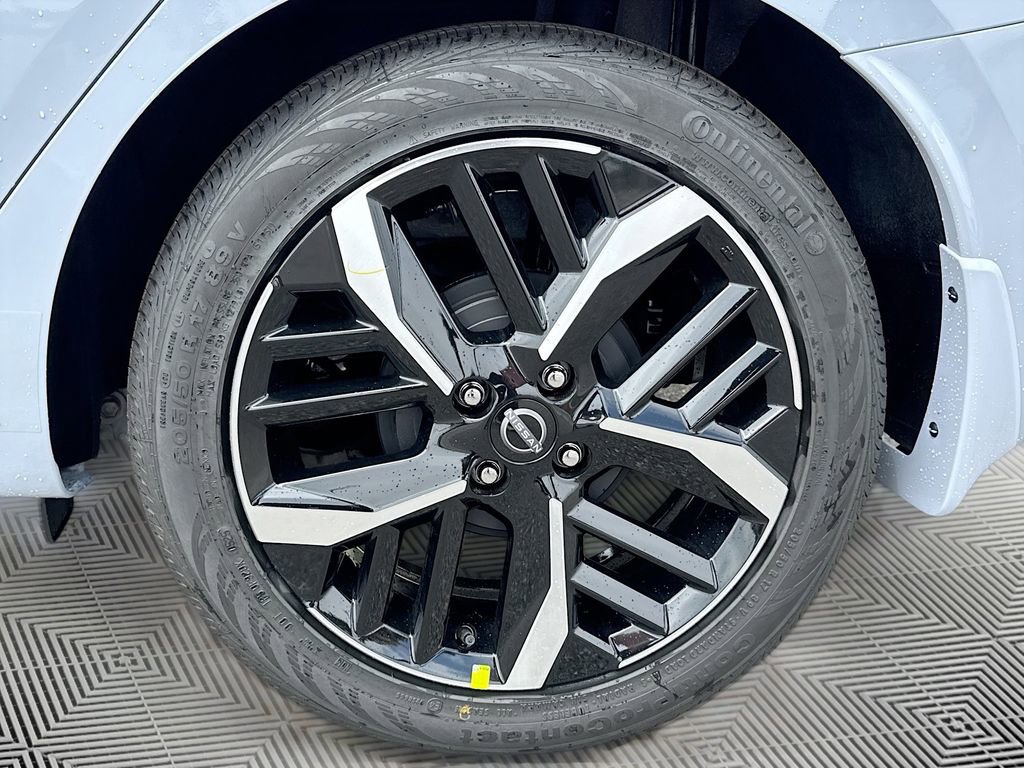 Used 2025 Nissan Versa SR w/ Trunk Package image 25