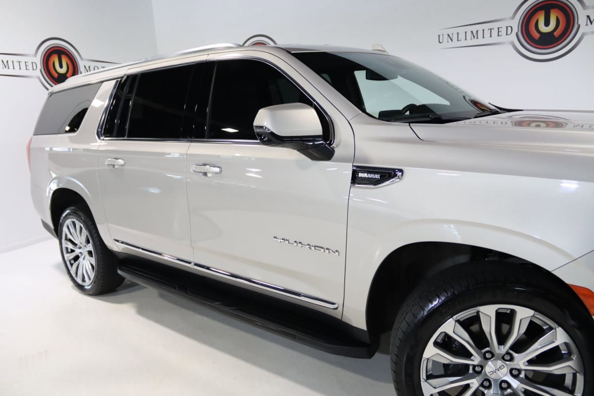 Used 2023 GMC Yukon XL SLT w/ SLT Premium Package AWD/4WD image 7