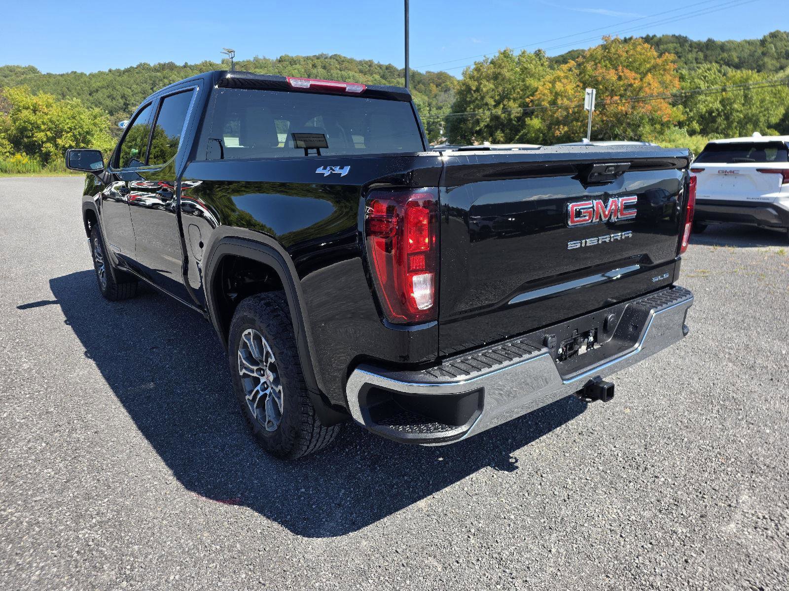 New 2026 GMC Sierra 1500 SLE image 3