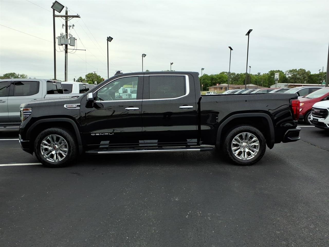Used 2024 GMC Sierra 1500 Denali w/ Technology Package AWD/4WD image 3