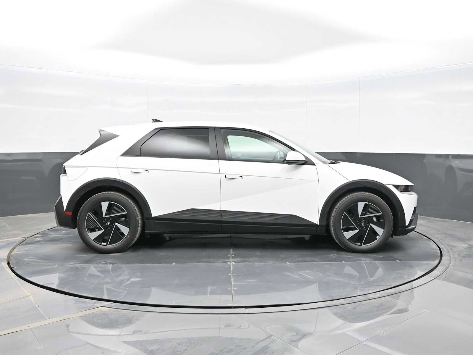 New 2025 Hyundai Ioniq 5 SE image 9