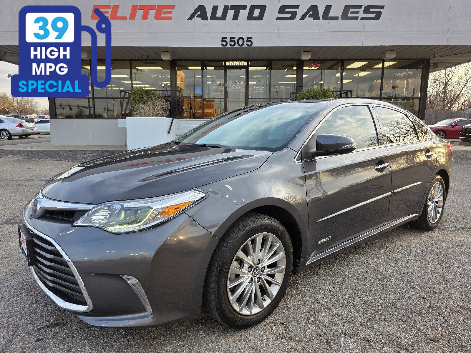 Used 2018 Toyota Avalon Limited FWD image 1