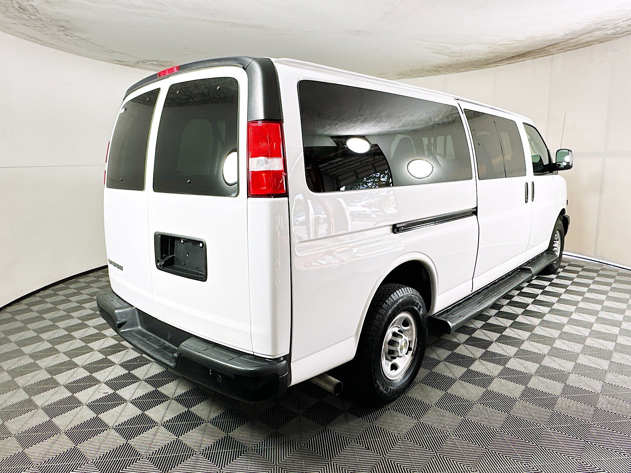 Used 2023 Chevrolet Express 3500 LS RWD image 3