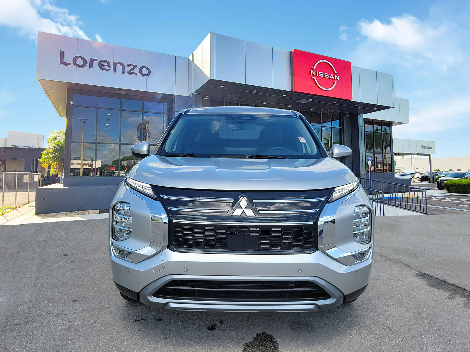 Used 2025 Mitsubishi Outlander SE FWD image 2