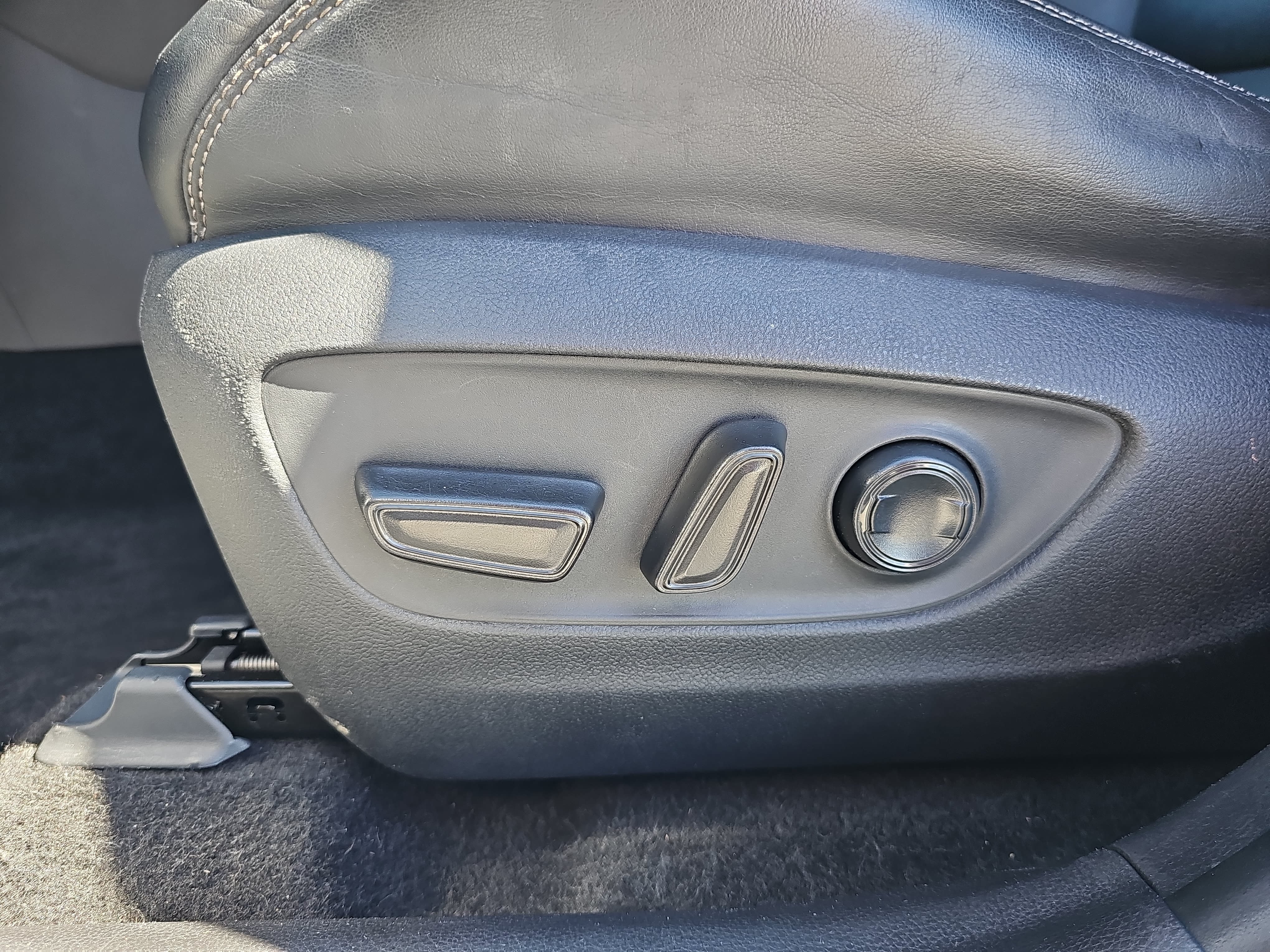 Used 2019 Toyota RAV4 Limited FWD image 30