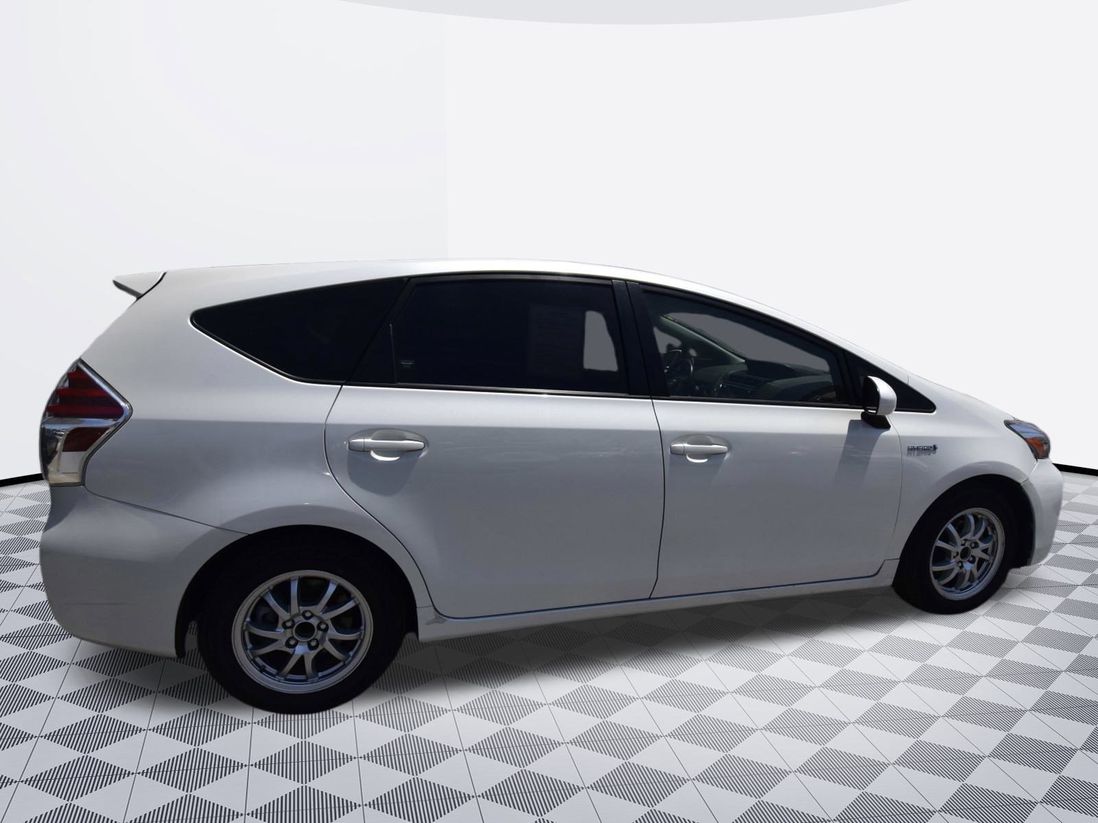 Used 2017 Toyota Prius V Two image 6