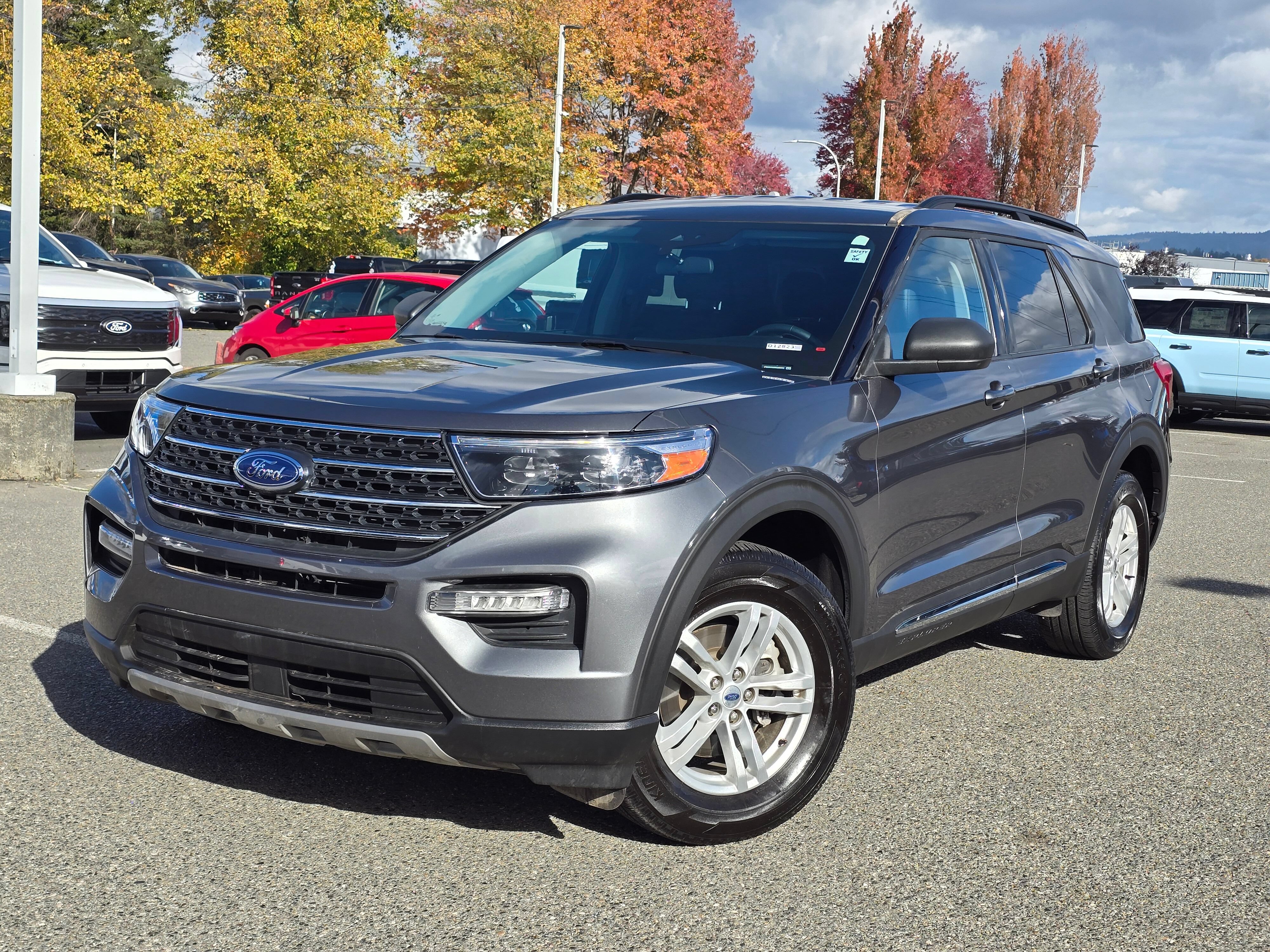 Certified 2024 Ford Explorer XLT w/ Equipment Group 202A AWD/4WD image 1