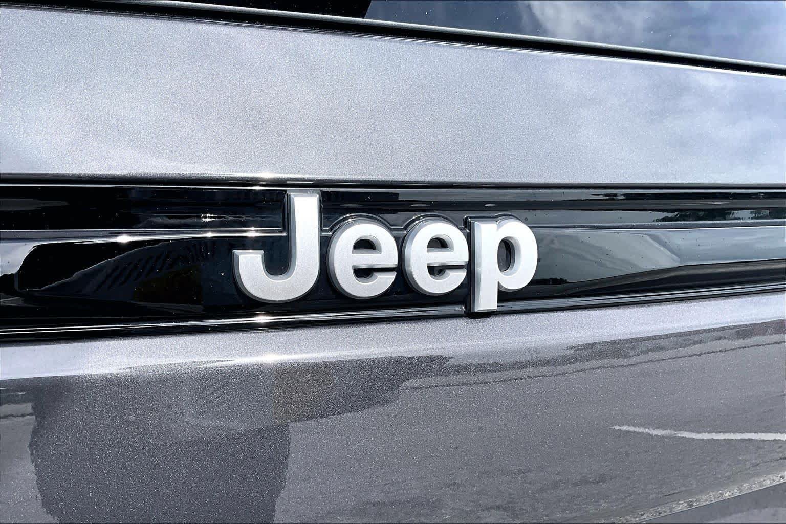 Used 2025 Jeep Grand Cherokee Summit AWD/4WD image 10