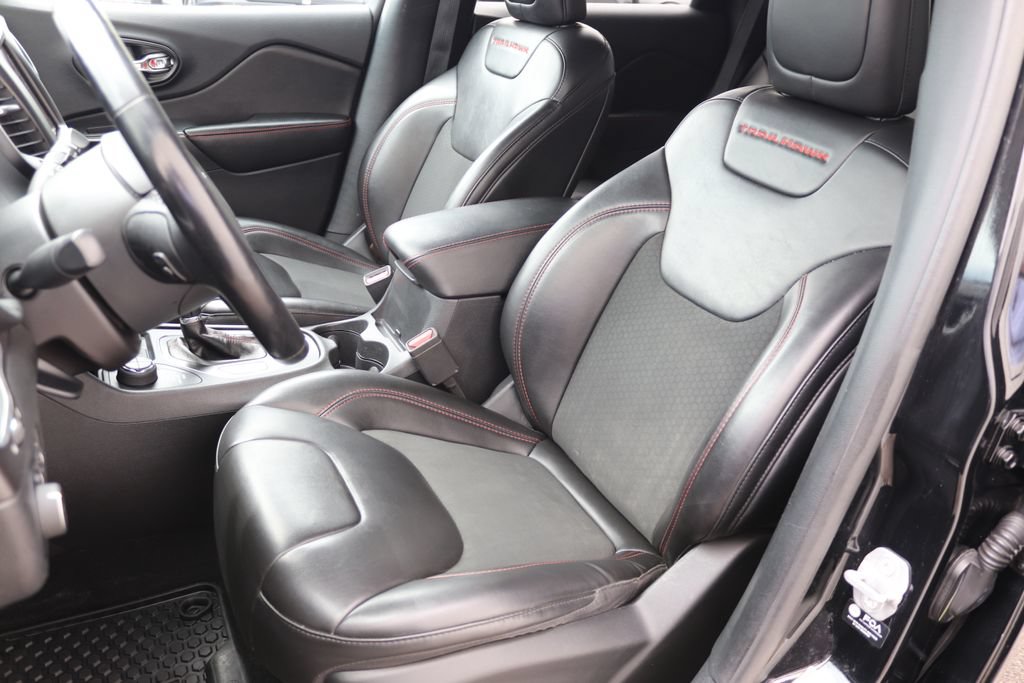 Used 2021 Jeep Cherokee Trailhawk AWD/4WD image 4