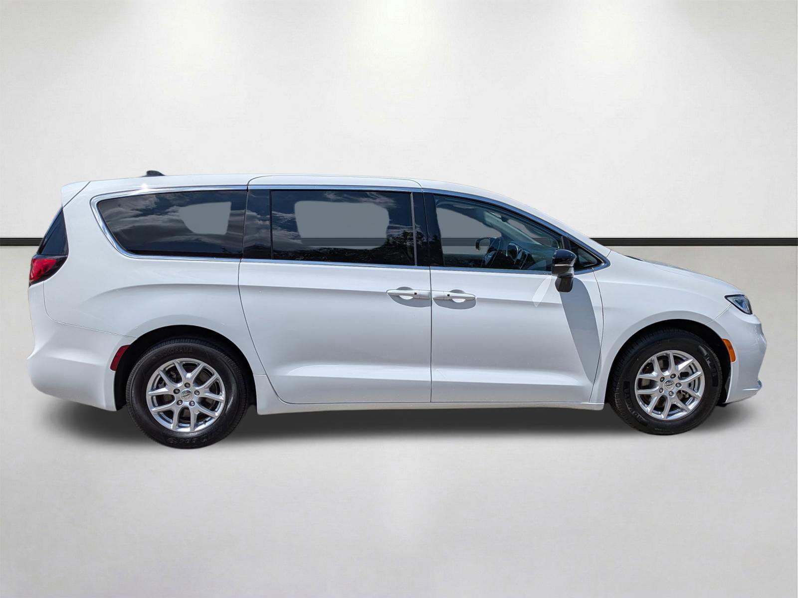 Used 2024 Chrysler Pacifica Touring-L image 3