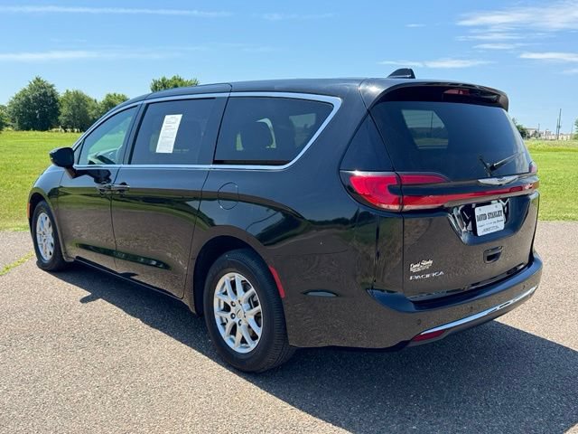 Used 2025 Chrysler Pacifica Select FWD image 4