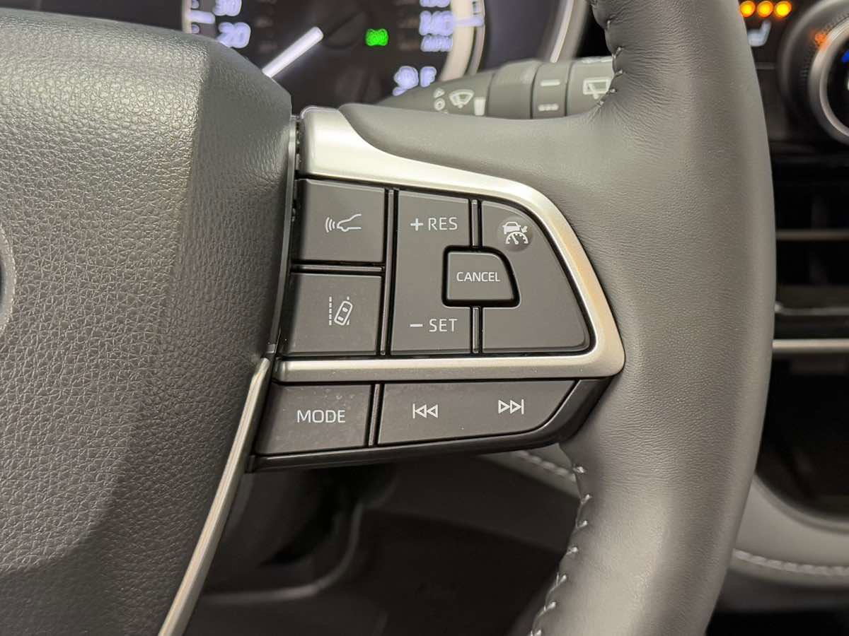 Used 2024 Toyota Highlander XLE image 19