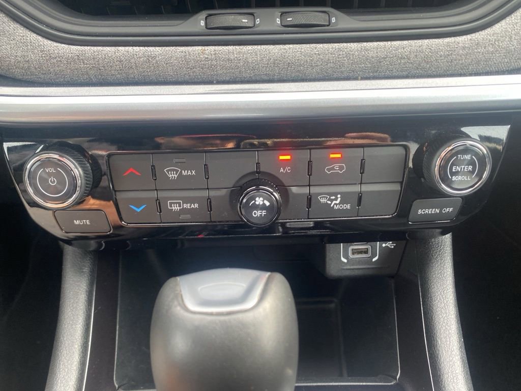 Used 2024 Jeep Compass Latitude image 24