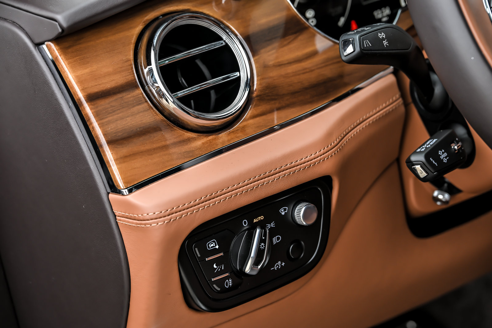 Used 2022 Bentley Bentayga AWD/4WD image 31