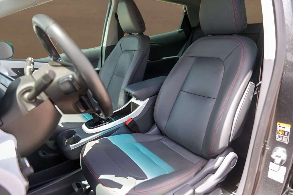 Used 2019 Chevrolet Bolt Premier w/ Infotainment Package FWD image 7