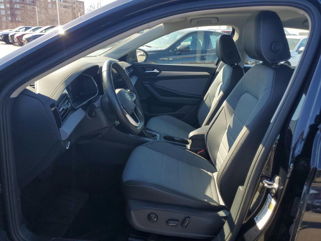 Used 2025 Volkswagen Jetta SE image 13