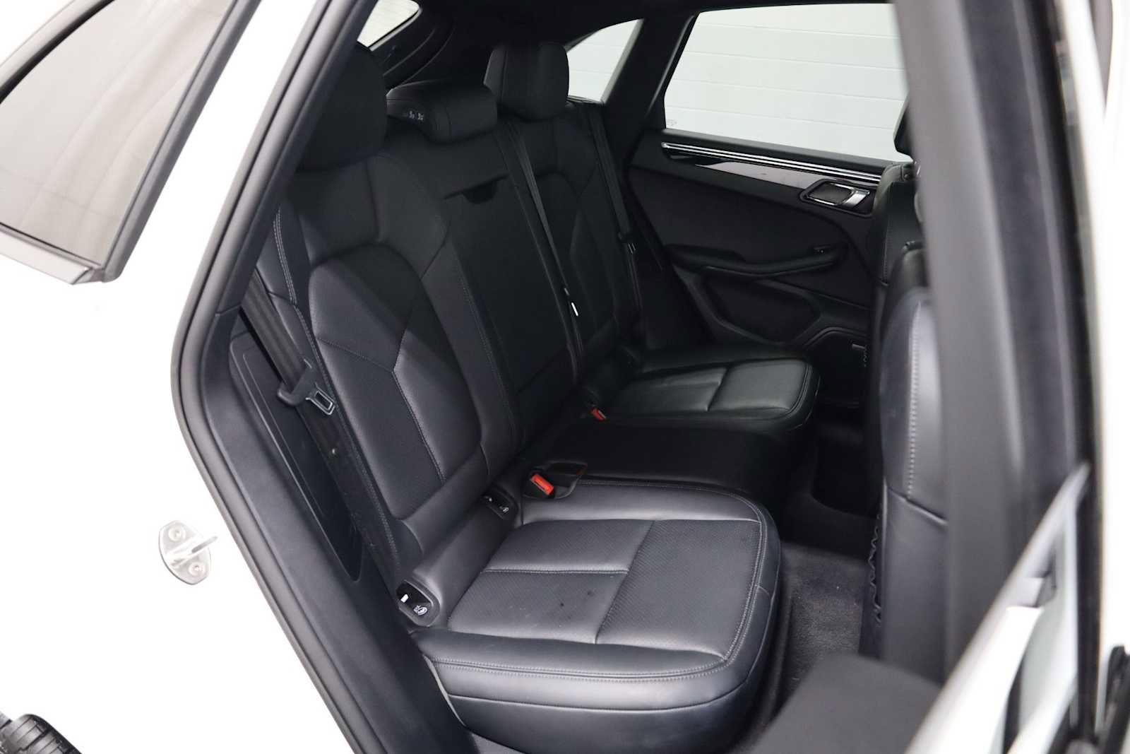 Certified 2025 Porsche Macan image 37