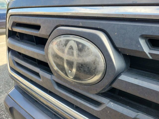 Used 2018 Toyota Tacoma SR5 RWD image 11