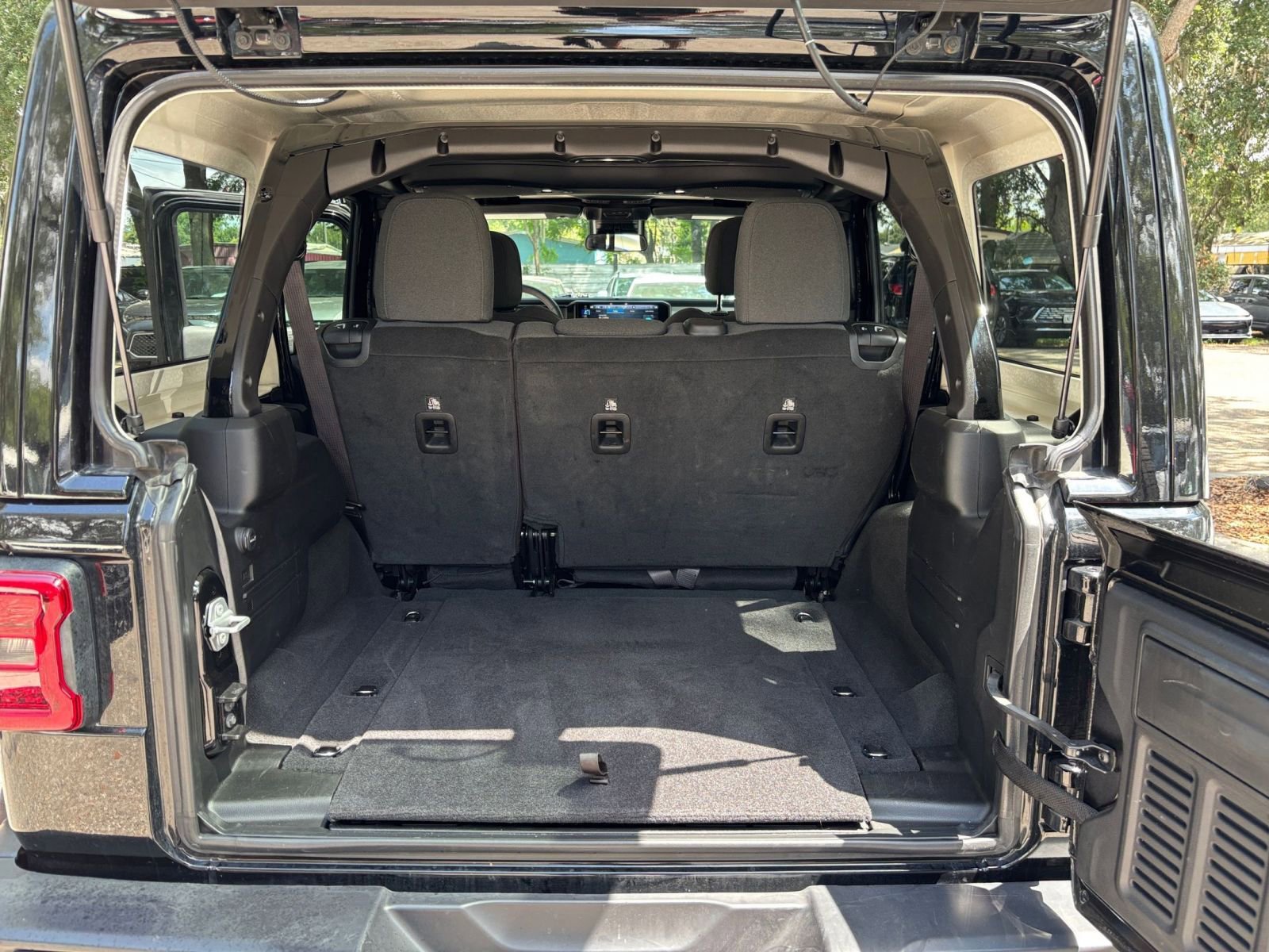 Used 2025 Jeep Wrangler Unlimited Sahara AWD/4WD image 30