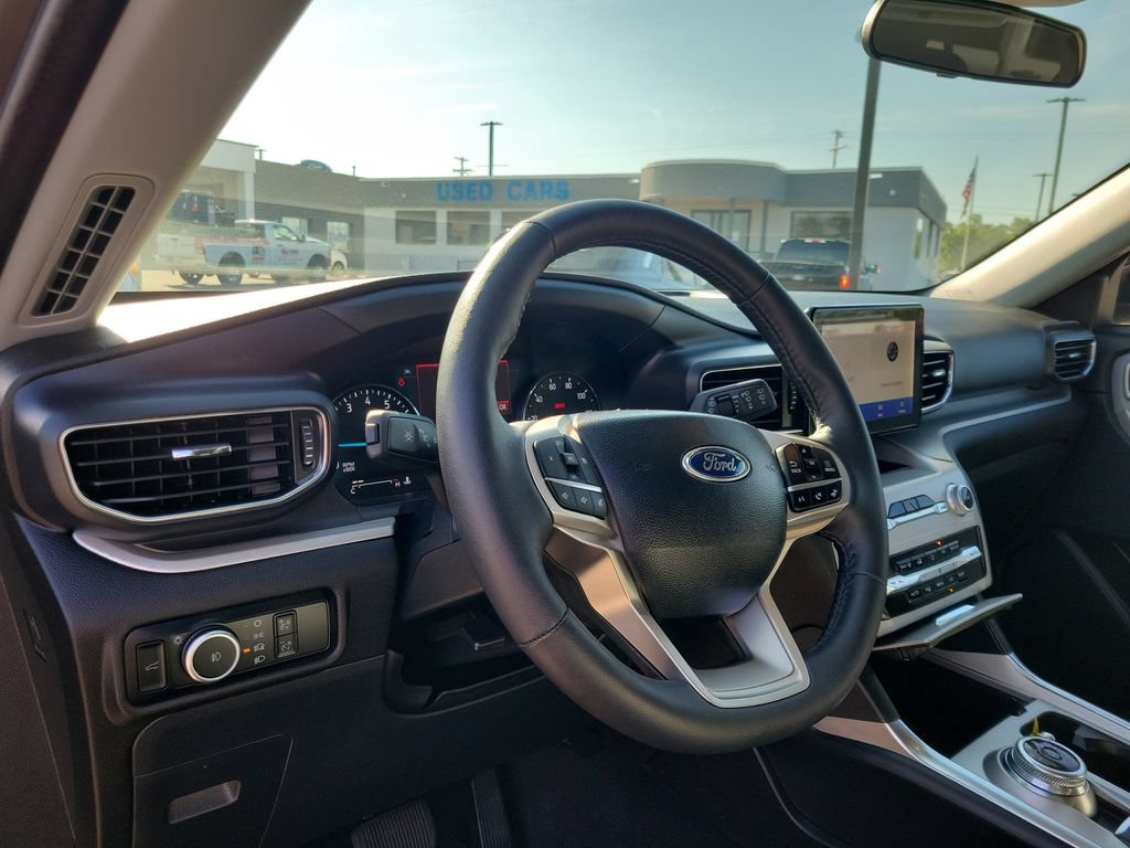 Used 2024 Ford Explorer XLT w/ Equipment Group 202A AWD/4WD image 22