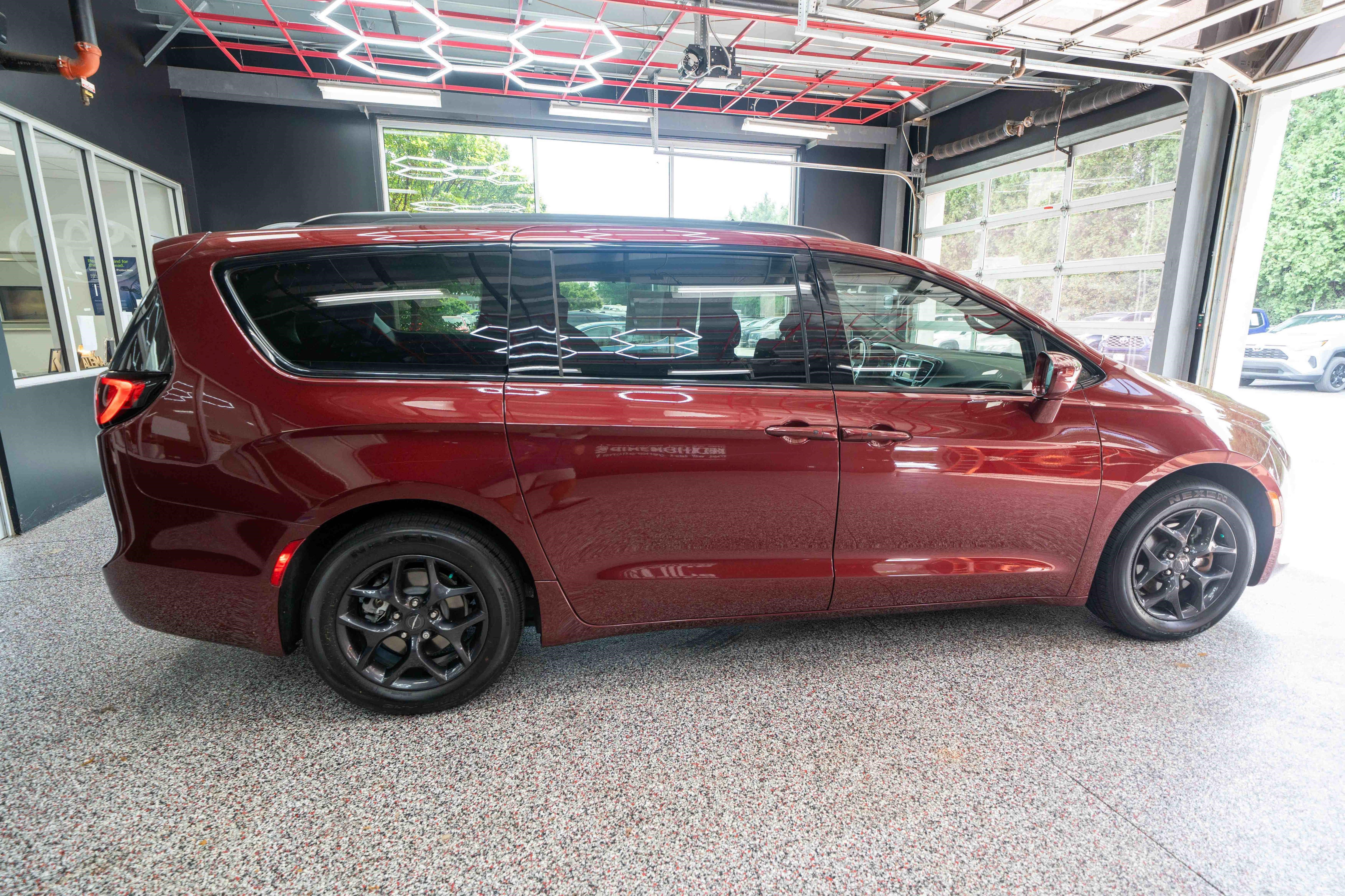 Used 2020 Chrysler Pacifica Touring w/ S Appearance Package FWD image 4