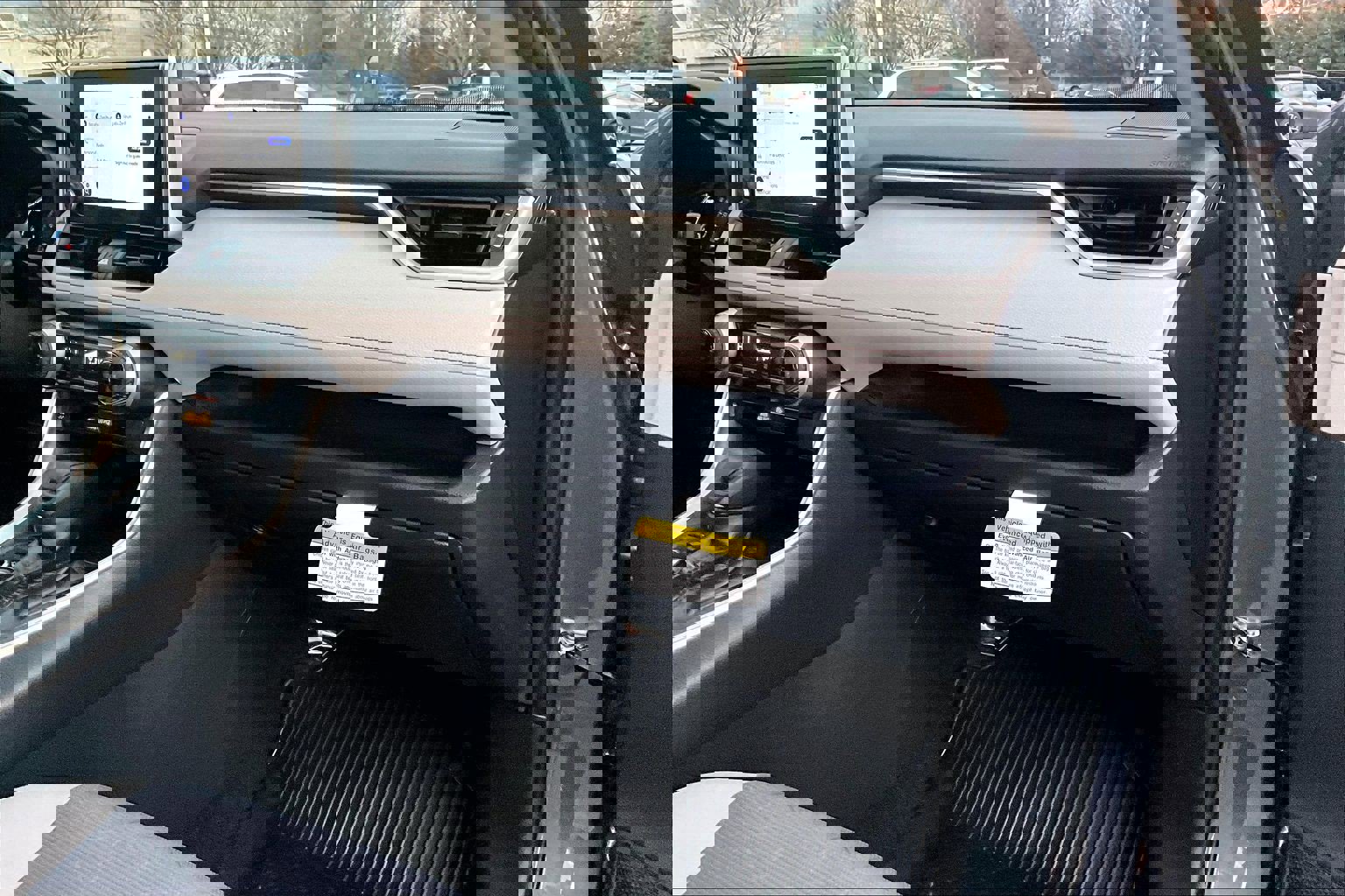 Used 2025 Toyota RAV4 XLE image 15