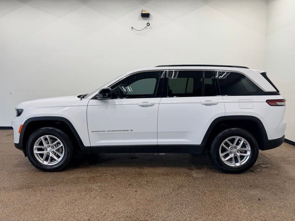 Used 2025 Jeep Grand Cherokee Laredo X AWD/4WD image 2