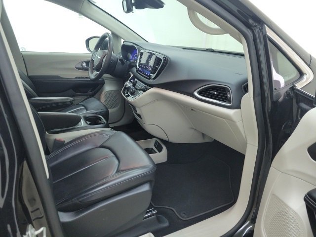 Used 2023 Chrysler Pacifica Touring-L image 11