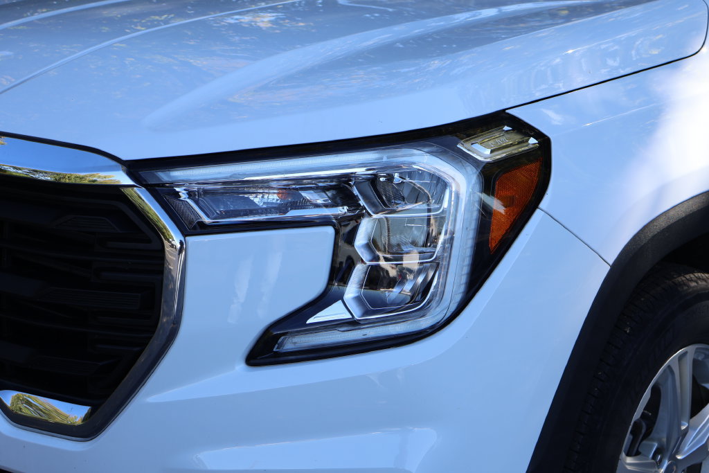 Certified 2023 GMC Terrain SLE w/ Driver Convenience Package FWD image 3