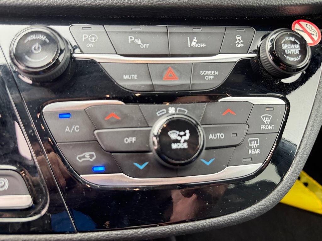 Used 2024 Chrysler Pacifica Limited FWD image 28