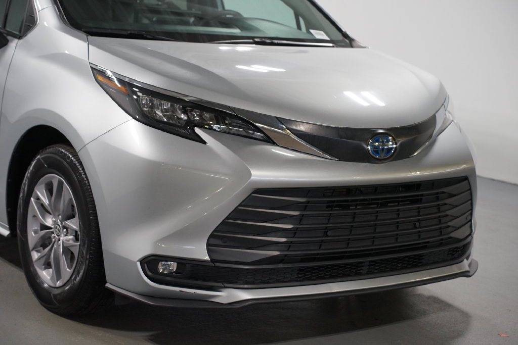 Certified 2025 Toyota Sienna XLE FWD image 4
