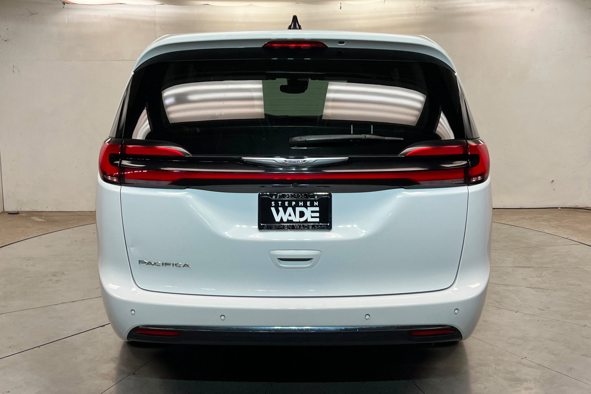 Used 2024 Chrysler Pacifica Touring-L FWD image 5