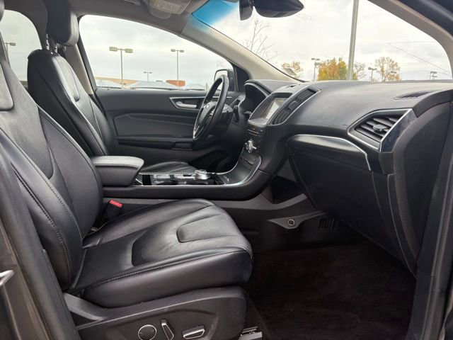 Used 2019 Ford Edge Titanium image 32
