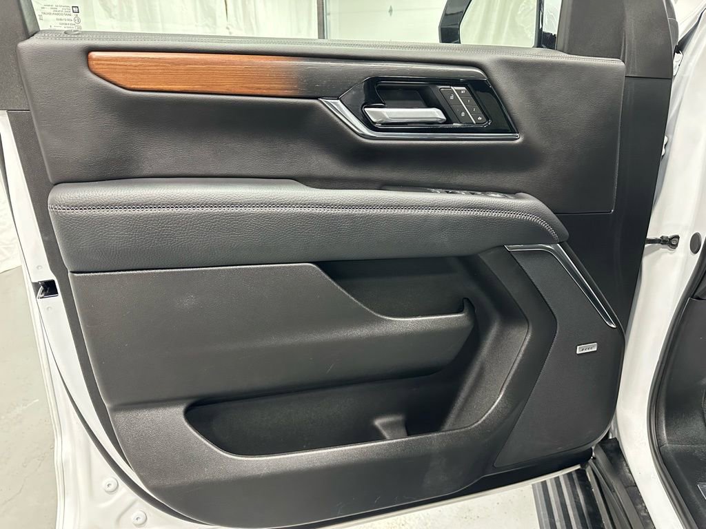 Used 2025 GMC Yukon Denali w/ Sun & Power Step Package image 8