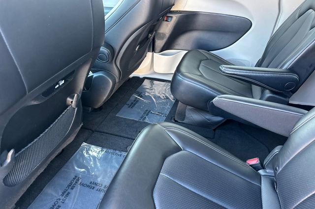 Used 2023 Chrysler Pacifica Touring-L image 14