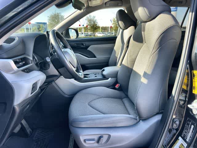 Used 2024 Toyota Highlander LE FWD image 11