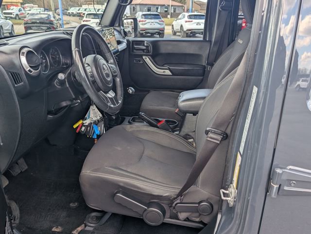 Used 2017 Jeep Wrangler Unlimited Sahara w/ Connectivity Group image 12