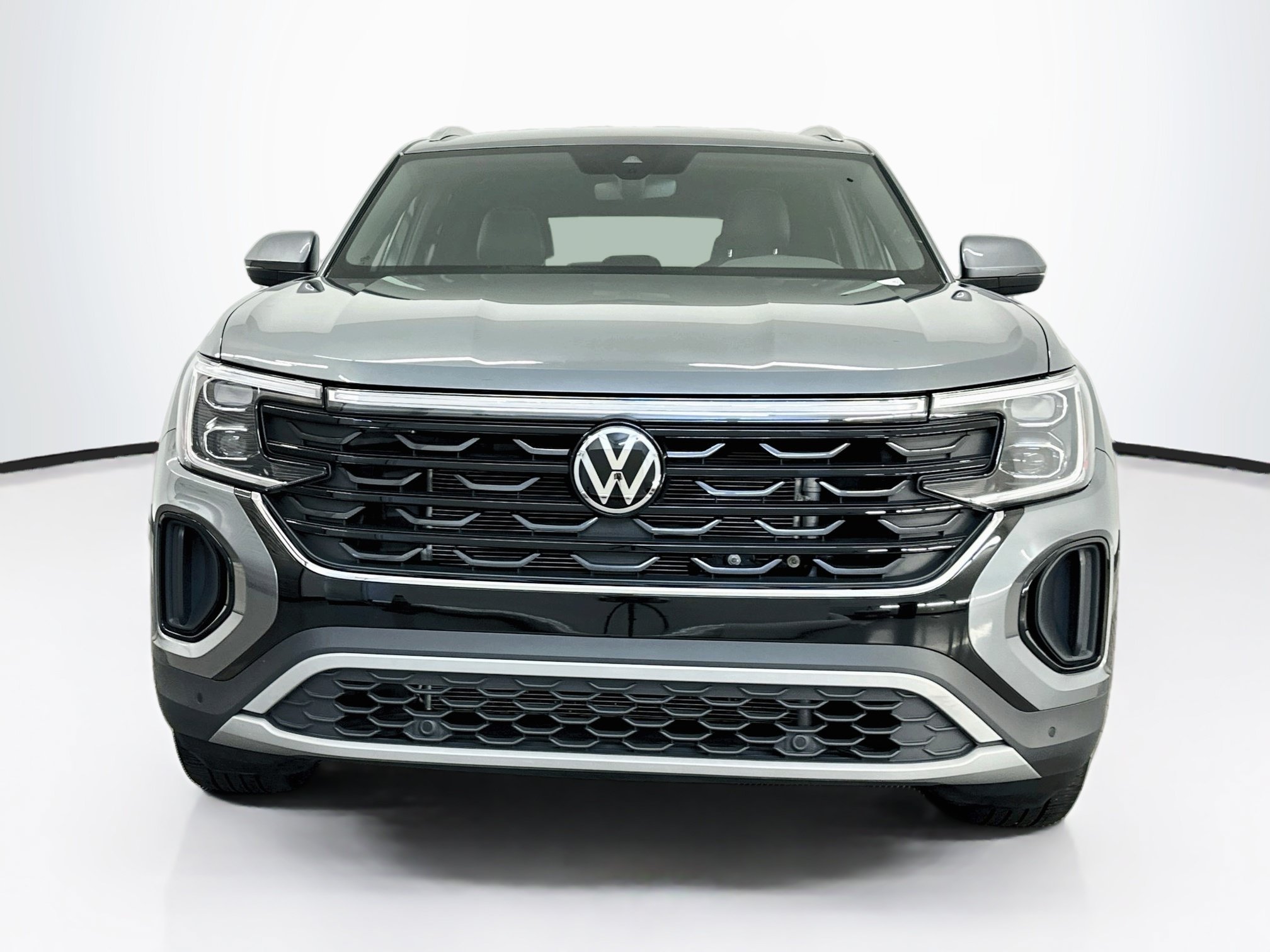 Used 2025 Volkswagen Atlas Cross Sport SE AWD/4WD image 2