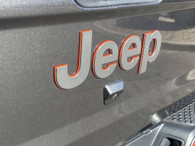 Used 2025 Jeep Gladiator Mojave w/ Convenience Group AWD/4WD image 25